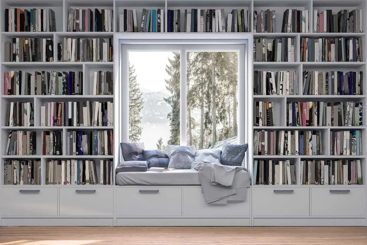 Coin lecture au bord d'une fenêtre au milieu de la bibliothèque