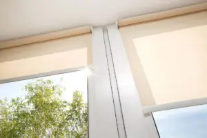 Rayon de soleil à travers le vitrage d'une fenêtre