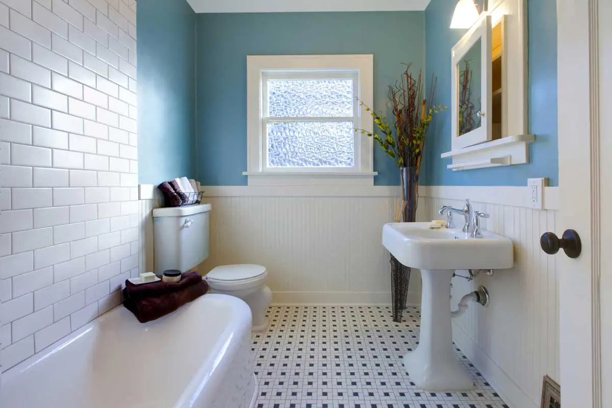 Une salle de bain avec fenêtre