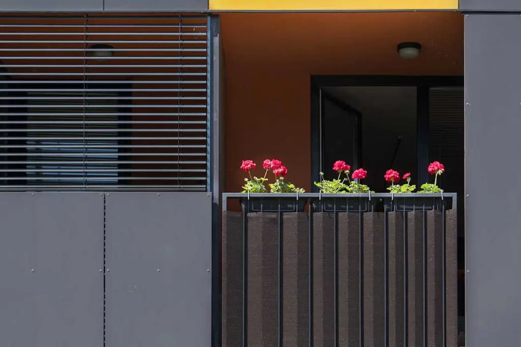 Un brise soleil orientable sur une façade moderne