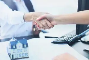 rendez-vous entre un client et un professionnel des fenêtres