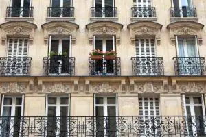 immeuble ancien en copropriété avec nombreuses fenêtres à changer