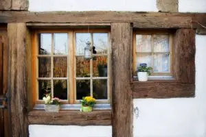 Fenêtres en bois sur une maison ancienne à colombages