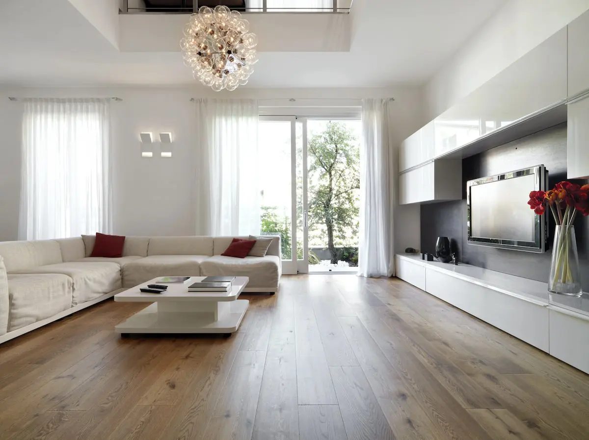 Porte-fenêtre dans un grand salon blanc et lumineux