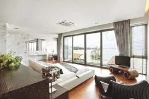 Chambre avec une grande baie vitrée