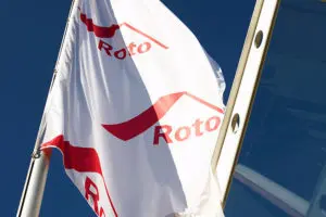 Logo de Roto® sur un drapeau