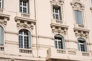Les menuiseries bois Inova 68 de Bieber choisies par le Grand Hôtel d’Antibes