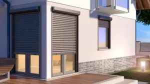 Maison équipée de volets roulants pour ses fenêtres et portes-fenêtres