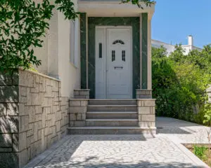 Porte d'entrée blanche