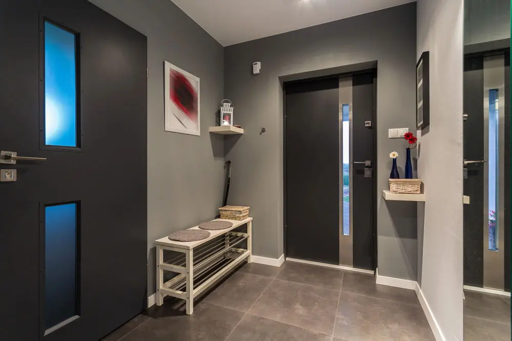 Une porte d'entrée semi-vitrée, vue de l'intérieur