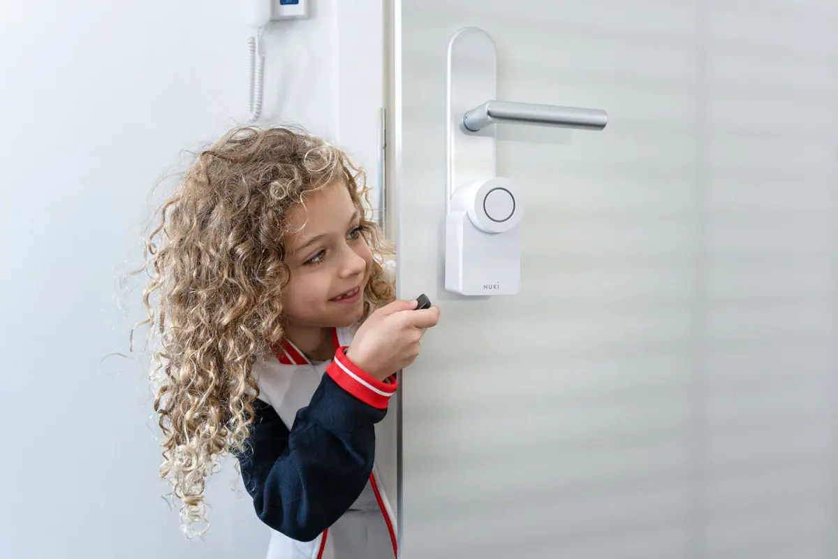 Enfant utilisant une serrure connectée Nuki