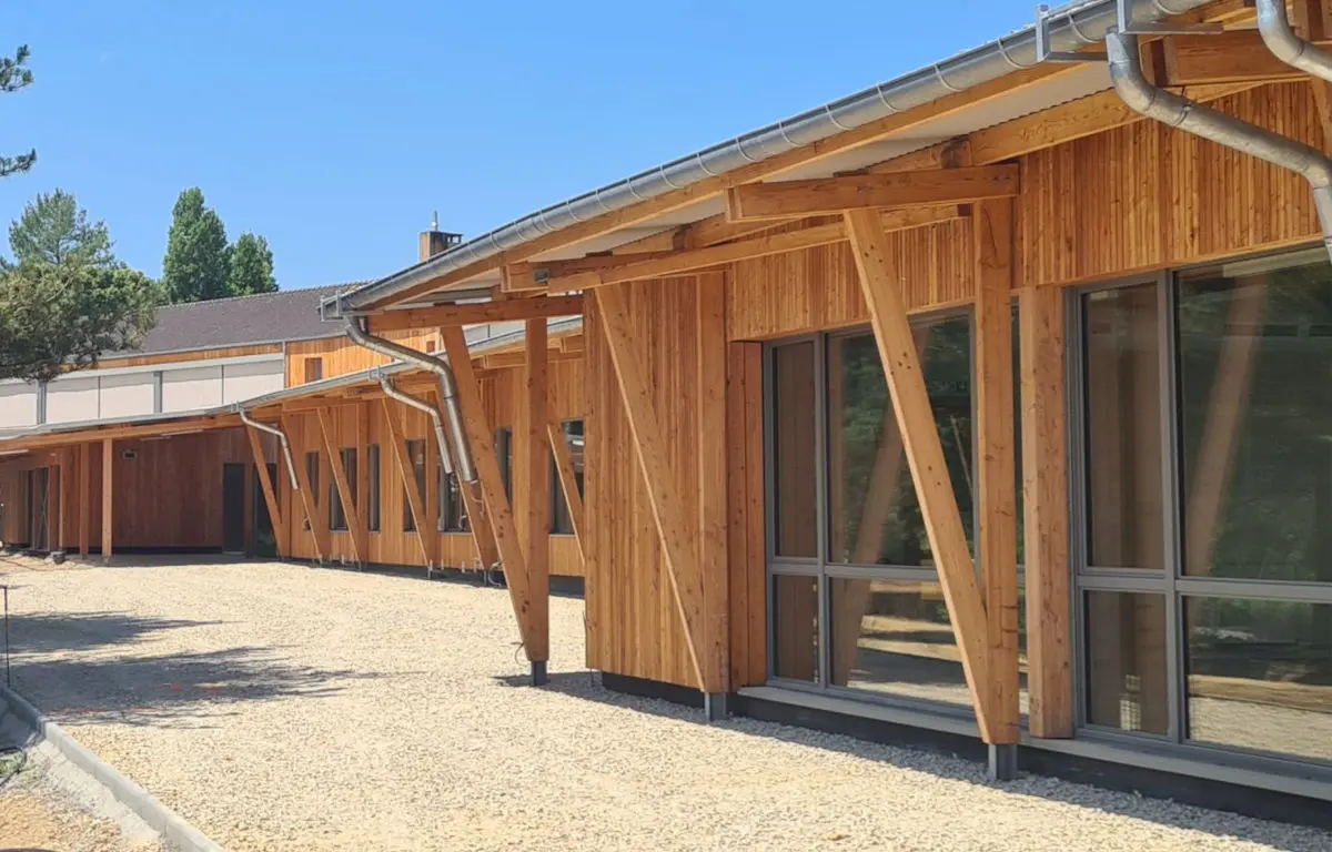 Des menuiseries bois-alu MéO au groupe scolaire Rosa Parks (Mayenne)