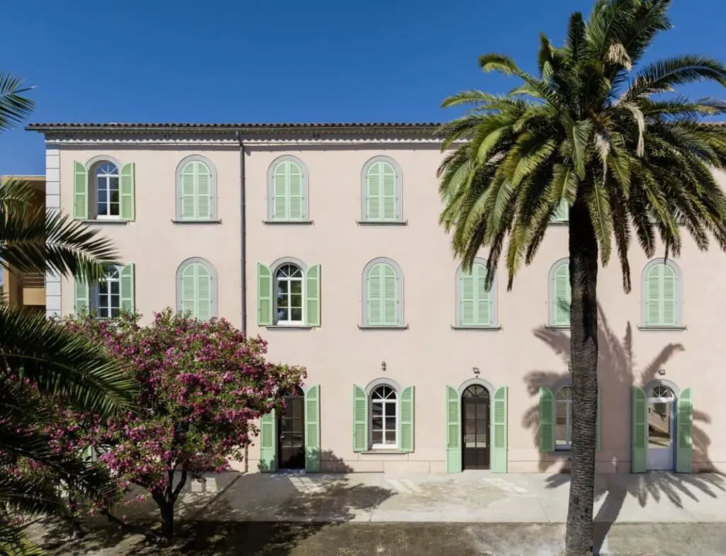Les volets aluminium Ehret habillent sur mesure un Ehpad à Toulon (Var)