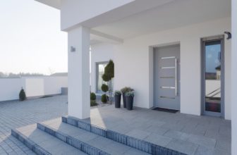 Porte d'entrée vitrée en aluminium