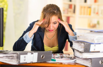 Jeune-femme cherchant des aides pour la rénovation de fenêtres