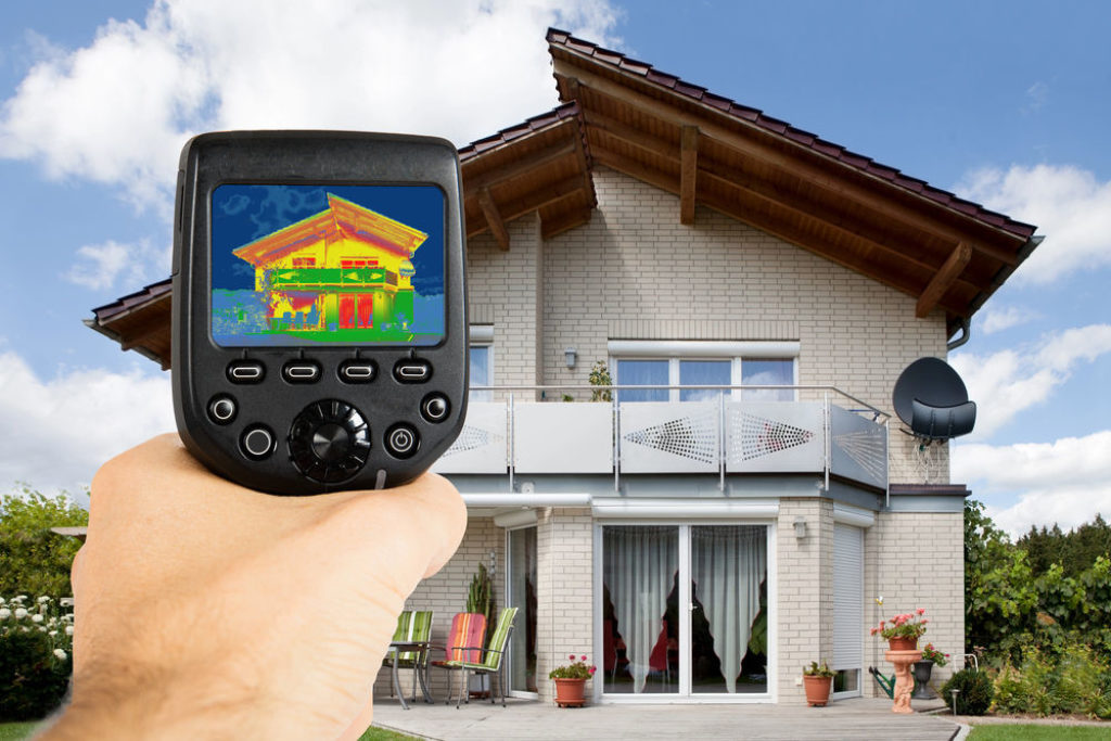 Une caméra thermique permet d'identifier les ponts thermiques d'une maison