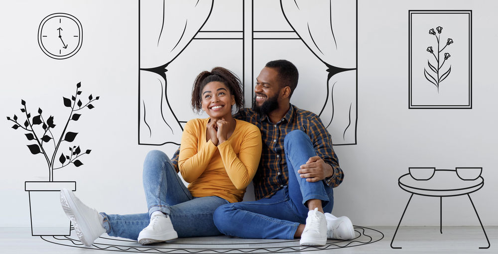 Couple content dans son logement, sous une fenêtre