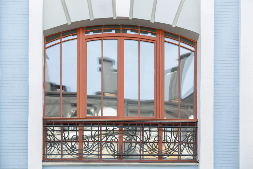 Immeuble avec une fenêtre cintrée applatie