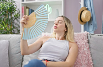 Jeune femme souffrant de chaleur dans son logement
