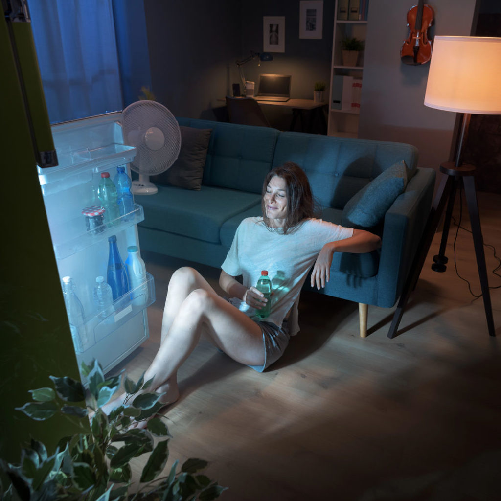 Jeune femme essayant de se rafraichir la nuit