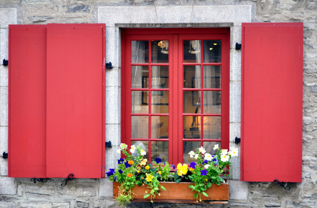 Fenêtre et volets rouges