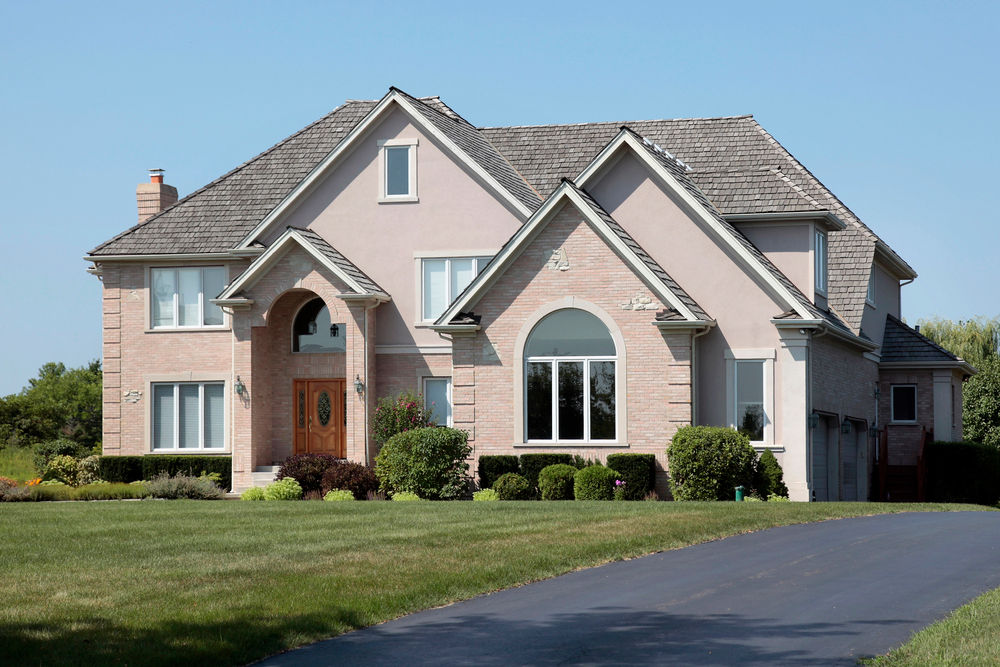 Grande maison avec une fenêtre cintrée