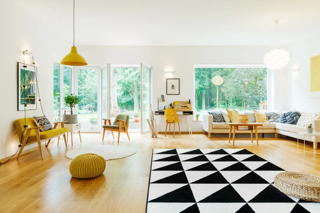 Porte-fenêtre dans un salon