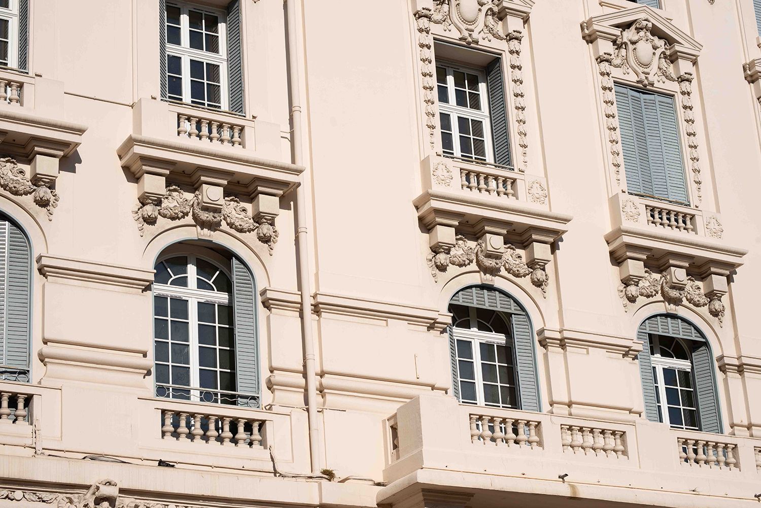 Les menuiseries bois Inova 68 de Bieber choisies par le Grand Hôtel d’Antibes