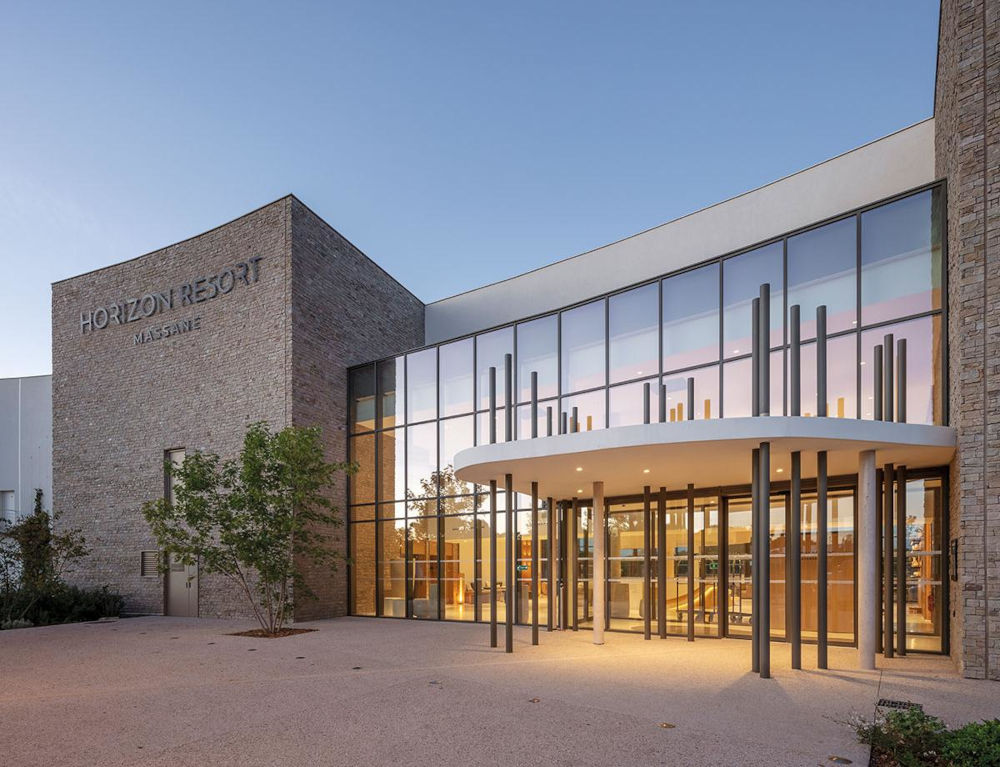 L'hôtel Massane - Horizon Resort à Baillargues est équipé de menuiseries Profils Systèmes
