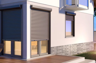 Maison équipée de volets roulants pour ses fenêtres et portes-fenêtres