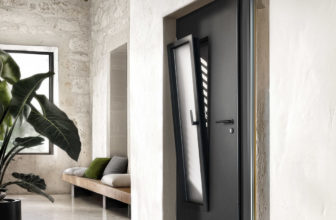 Porte d'entrée aluminium à châssis intérieur de ventilation ouvrant | Aria 1