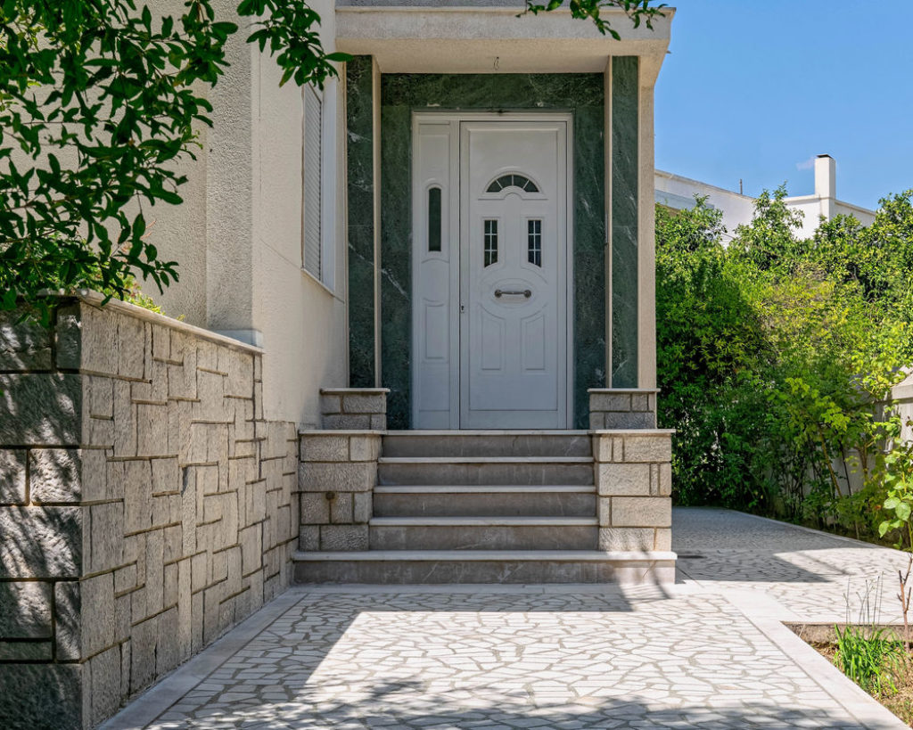 Porte d'entrée blanche