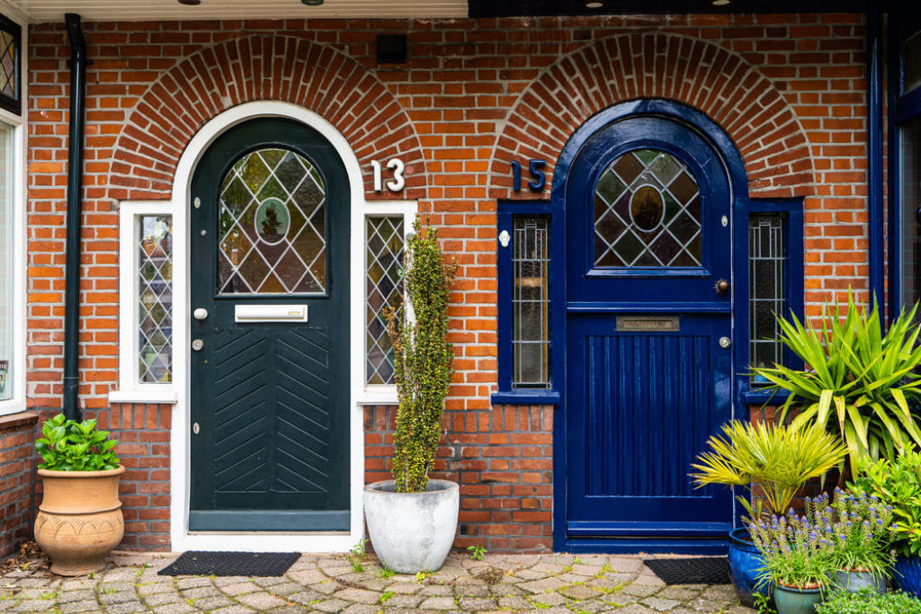 Une porte d'entrée verte et une porte extérieure bleue