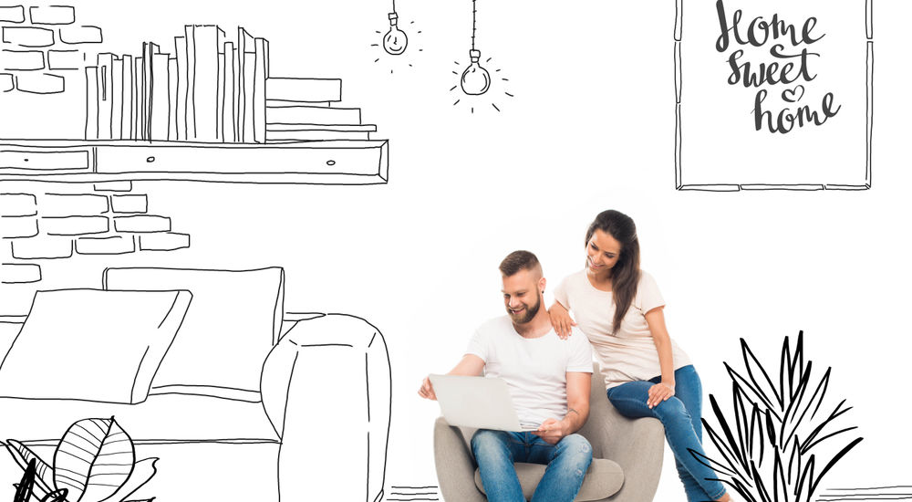 Couple content dans son logement, sous une affiche "Home sweet home"