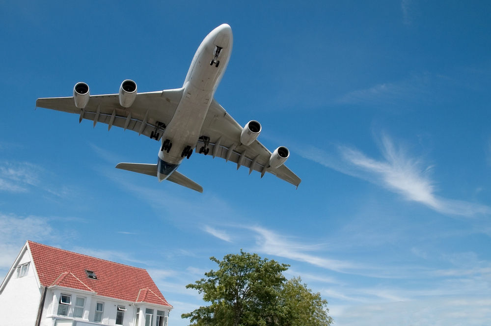 Près d'un aéroport, il vous faudra des portes et fenêtres avec un coefficient Rw élevé