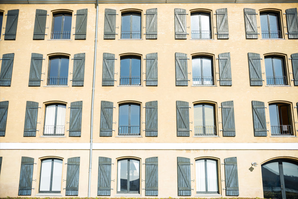 Immeuble avec des volets en bois