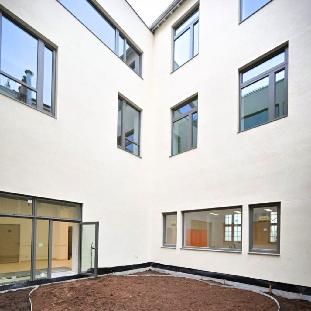 Cours intérieure de l'école primaire Michelet avec des menuiseries DAKO