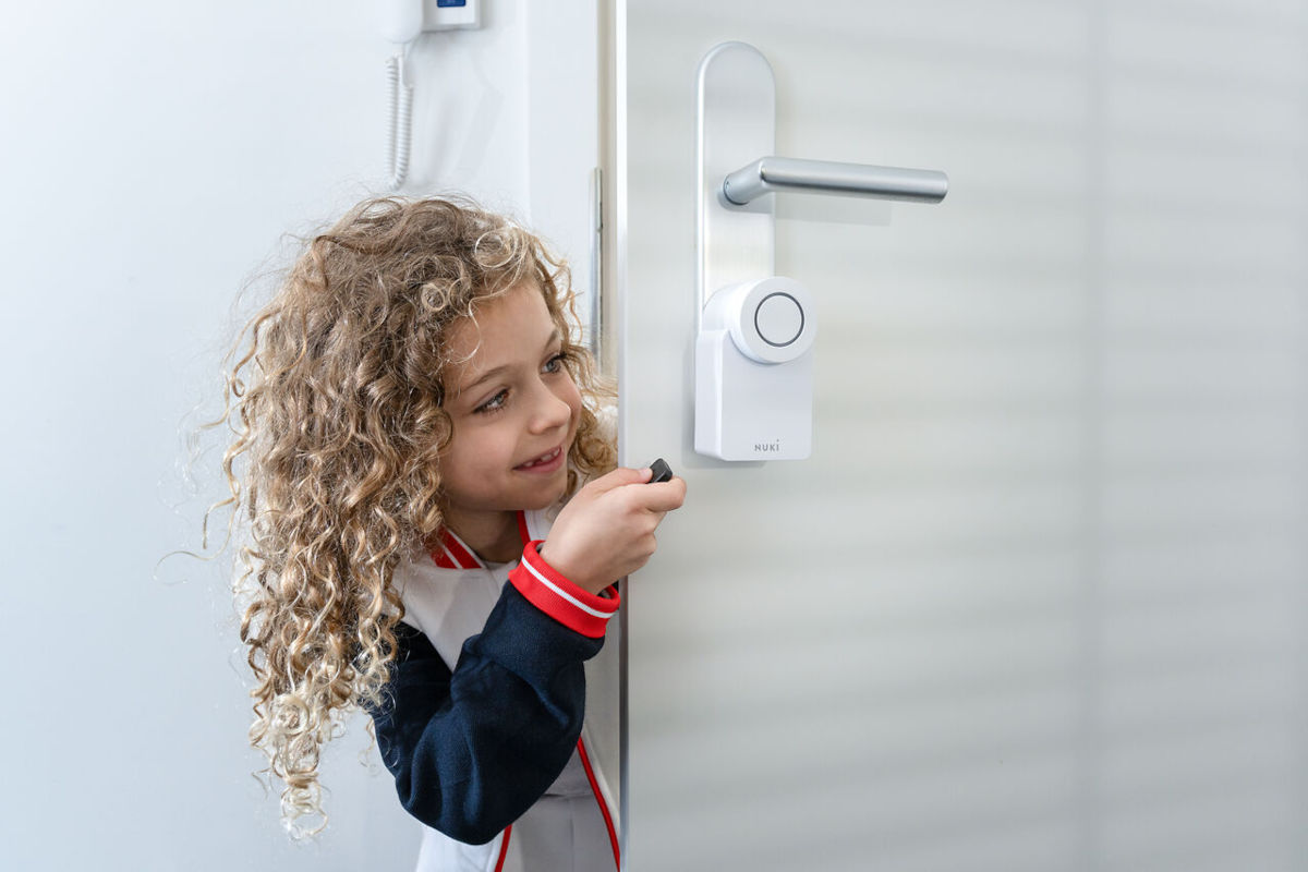 Enfant utilisant une serrure connectée Nuki