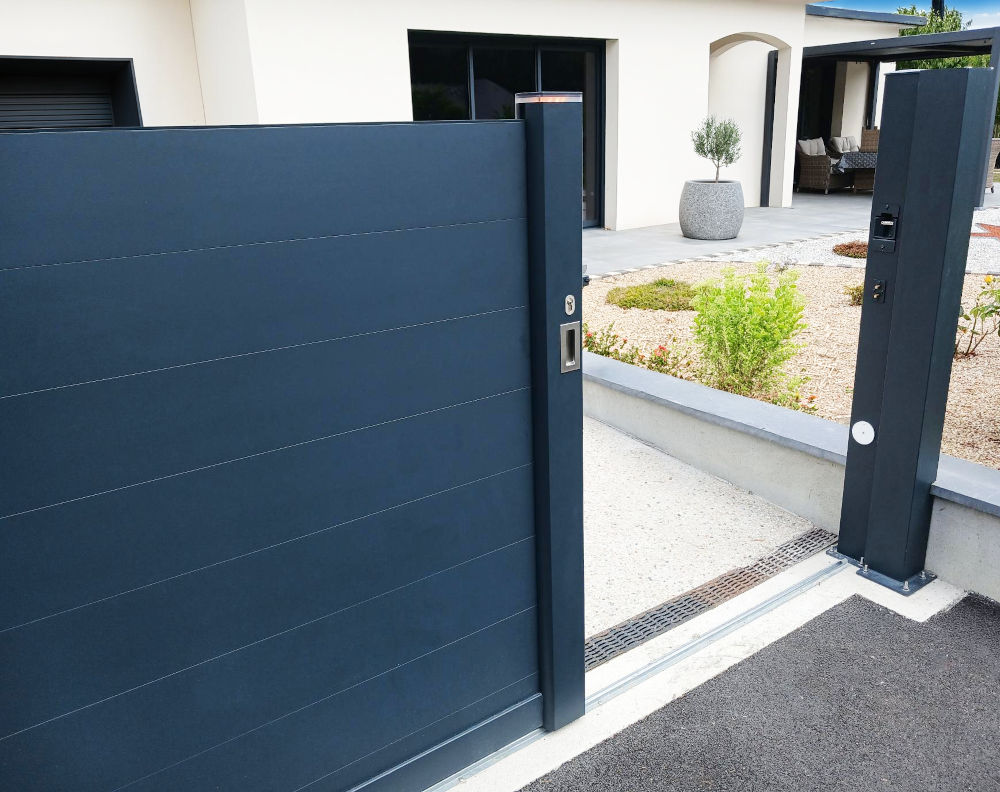 Portails coulissants : DIRICKX fait disparaître la motorisation avec NOVEN™